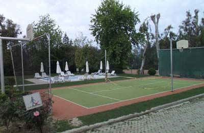 Теннисный корт в отеле Emirhan 4 в Сиде в Турции