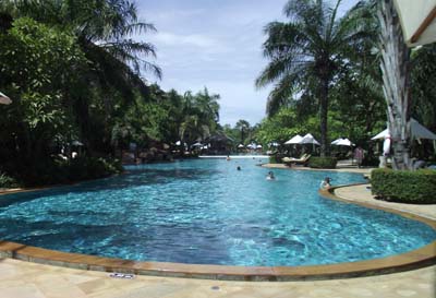 Отель Ravindra Beach Resort and Spa 4, бассейн. Туры в Тайланд из Тюмени
